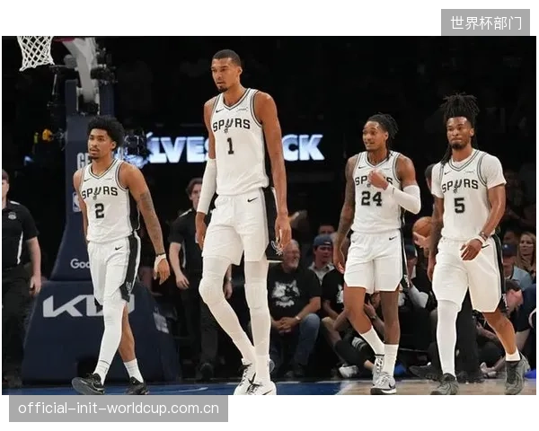 马刺队依靠更均衡的团队发挥淘汰雷霆,时隔多年重返NBA总决赛舞台。 马刺队依靠更均衡的团队发挥淘汰雷霆,时隔多年重返NBA总决赛舞台。